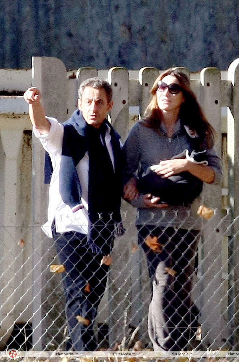 Nicolas Sarkozy and wife Carla Bruni taking a stroll with Giulia | Picture 113966